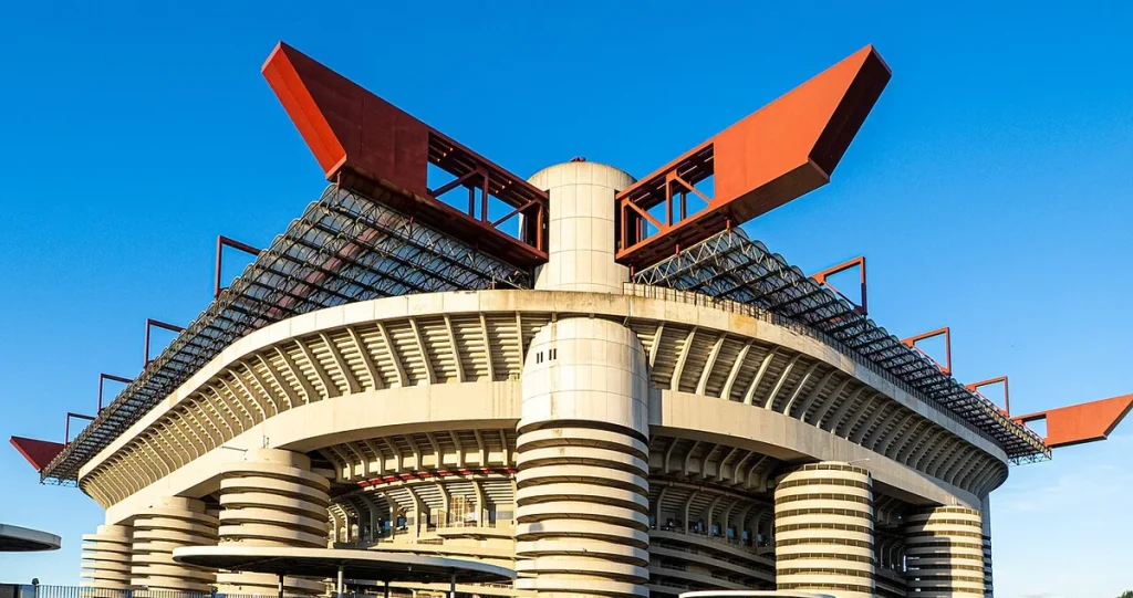 San Siro stadyumunun dış cephesi, kırmızı çelik kuleleri ve helezonik beton rampalarıyla